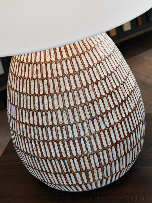 Darrich - Metal Table Lamp - Beige / White